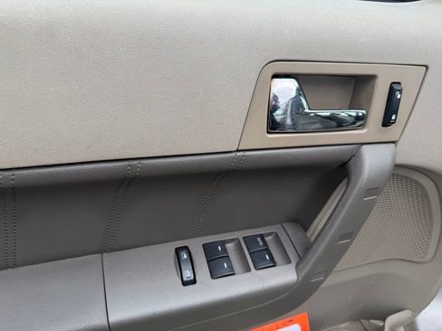 Used 2010 Ford Focus SEL FWD image 8