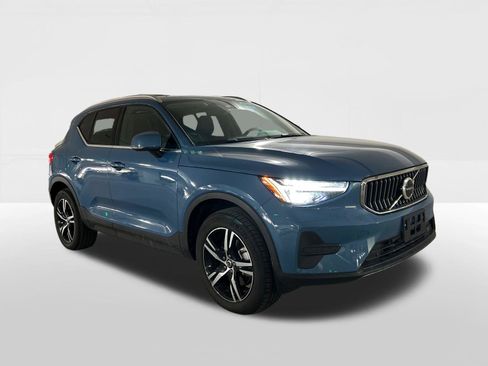 Used 2025 Volvo XC40 B5 Core image 1