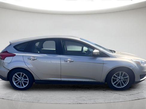 Used 2018 Ford Focus SE w/ Cold Weather Package FWD image 2