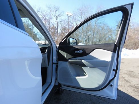 Used 2020 Jeep Cherokee Latitude Plus w/ Cold Weather Group image 12