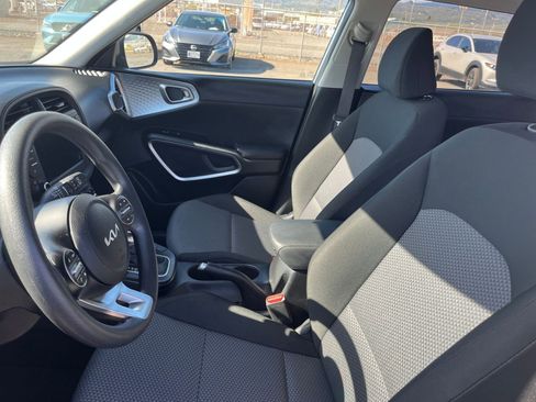 Used 2025 Kia Soul LX w/ LX Technology Package FWD image 25