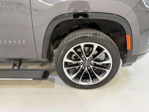 Used 2022 Jeep Wagoneer Series III w/ Premium Group I AWD/4WD image 31