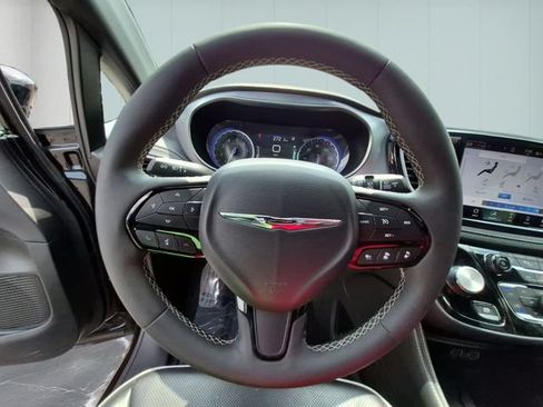 Certified 2025 Chrysler Pacifica Limited FWD image 19