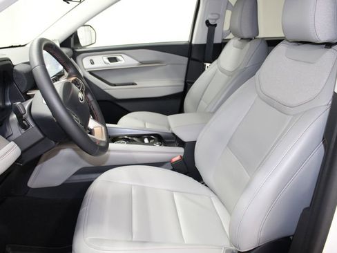 Used 2025 Ford Explorer Active w/ Active Comfort Package image 14