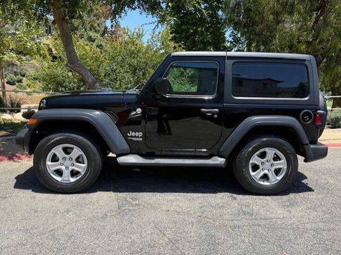 Used 2018 Jeep Wrangler Sport AWD/4WD image 3