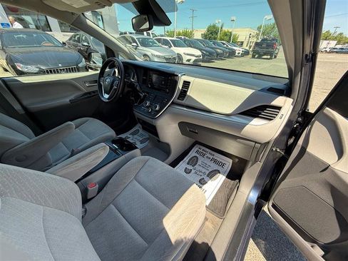 Used 2019 Toyota Sienna LE AWD/4WD image 31