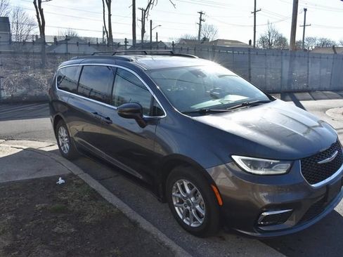 Used 2025 Chrysler Pacifica Select FWD image 4