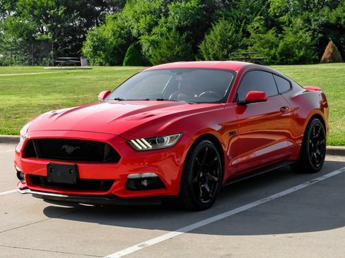 Used 2015 Ford Mustang GT RWD image 3