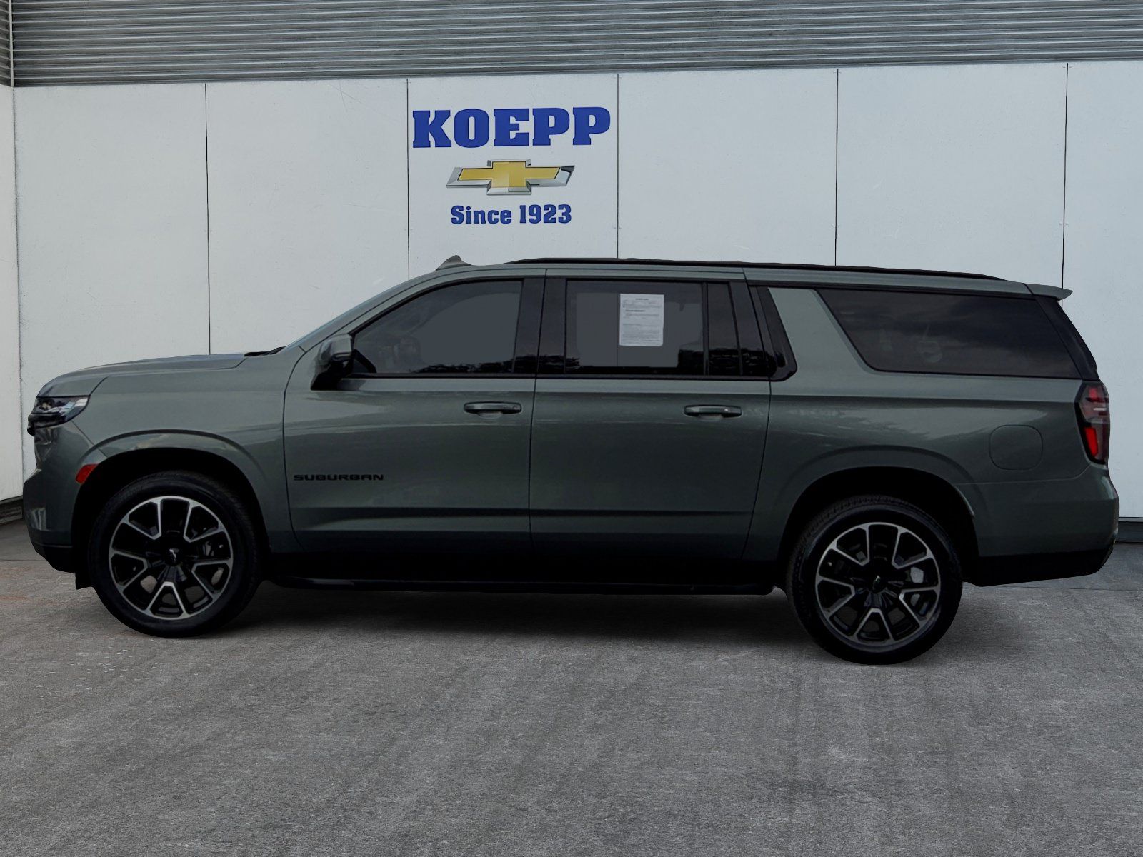 Used 2023 Chevrolet Suburban RST w/ Luxury Package RWD image 2