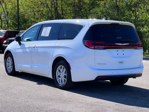 Used 2024 Chrysler Pacifica Touring-L FWD image 11