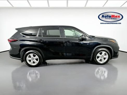 Used 2024 Toyota Highlander LE AWD/4WD image 9