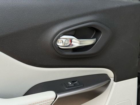 Used 2020 Jeep Cherokee Limited image 38