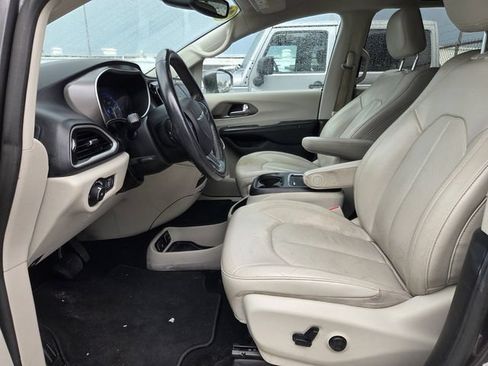 Used 2020 Chrysler Pacifica Touring-L Plus w/ Tire & Wheel Group FWD image 4