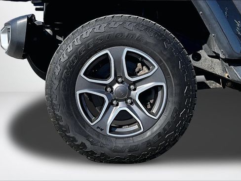 Used 2019 Jeep Wrangler Unlimited Sahara w/ Uconnect 4C Nav & Sound Group AWD/4WD image 10