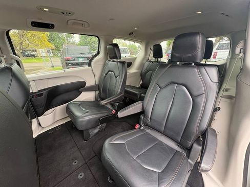 Used 2019 Chrysler Pacifica Touring-L FWD image 25