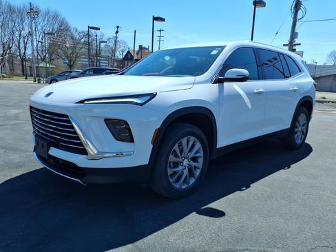 Used 2025 Buick Enclave Preferred AWD/4WD image 7