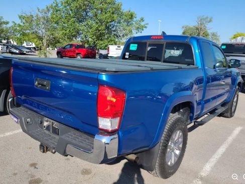 Used 2017 Toyota Tacoma SR5 AWD/4WD image 4