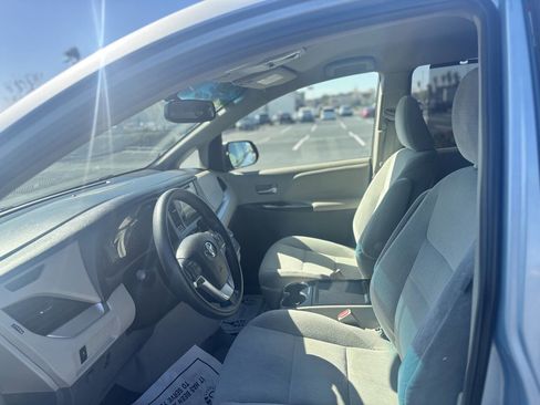 Used 2016 Toyota Sienna LE image 12