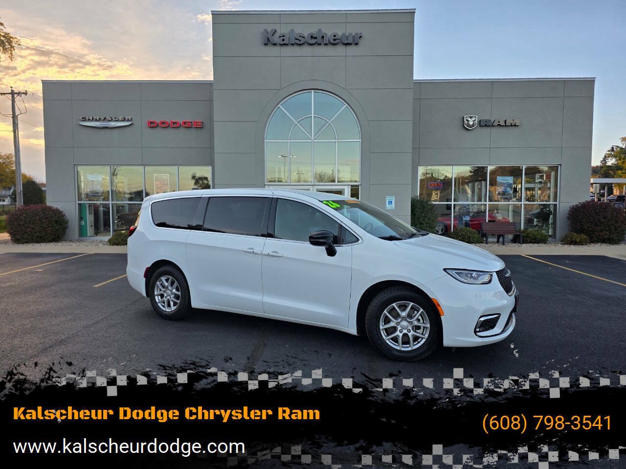 Used 2026 Chrysler Pacifica Select FWD image 1