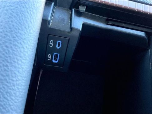 Used 2024 Toyota Sienna LE image 11