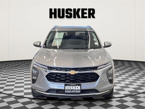 Used 2025 Chevrolet Trax LT w/ LT Convenience Package image 3