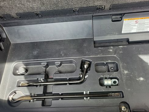 Used 2023 Toyota Highlander L image 15