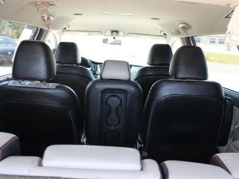 Used 2021 Kia Sedona EX FWD image 9