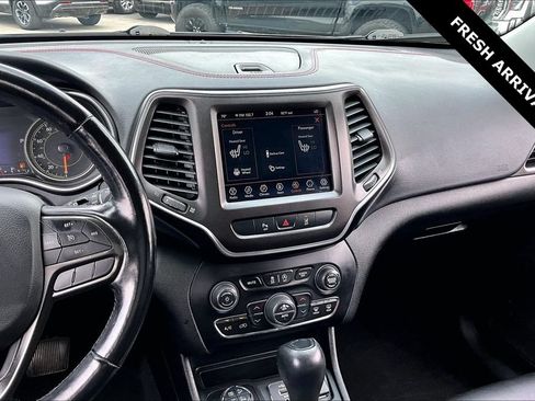 Used 2021 Jeep Cherokee Trailhawk AWD/4WD image 7