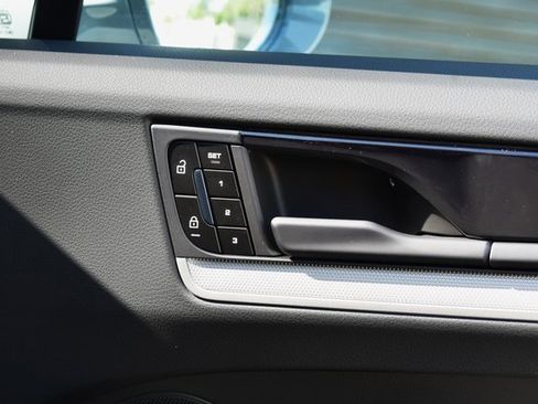 Certified 2025 Porsche Cayenne image 27