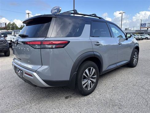 Used 2022 Nissan Pathfinder SL FWD image 3