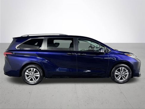Used 2023 Toyota Sienna Limited image 5