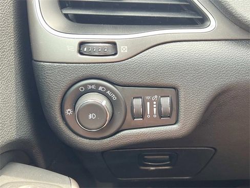 Used 2021 Jeep Cherokee Latitude Lux image 24