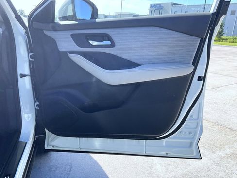 Used 2023 Nissan Rogue SV AWD/4WD image 17
