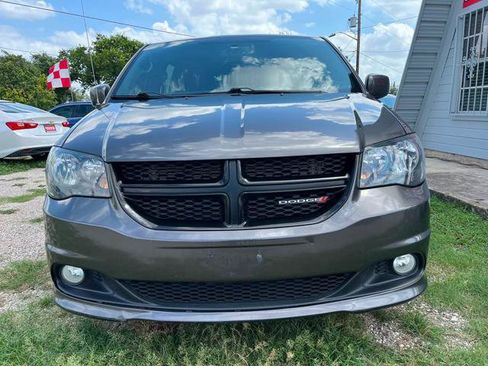 Used 2017 Dodge Grand Caravan SXT w/ Blacktop Package FWD image 3