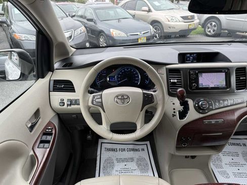 Used 2013 Toyota Sienna XLE image 16