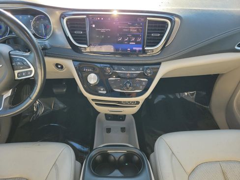 Used 2021 Chrysler Pacifica Touring-L image 15