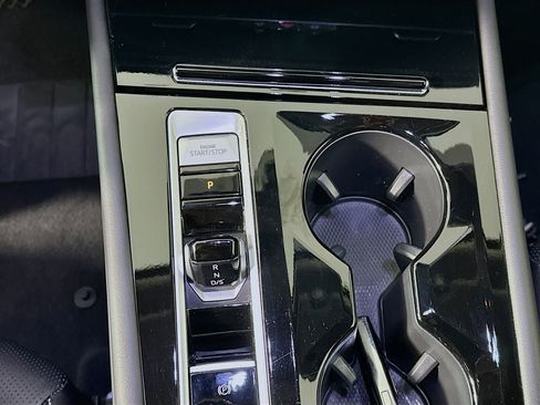 Used 2025 Volkswagen Atlas SE image 23