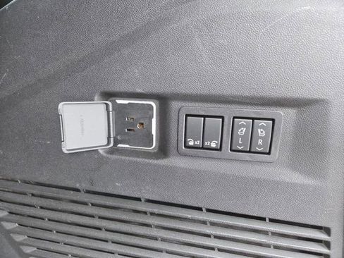 Used 2021 GMC Yukon SLT w/ SLT Premium Package image 19