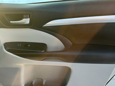 Used 2017 Toyota Highlander XLE image 37