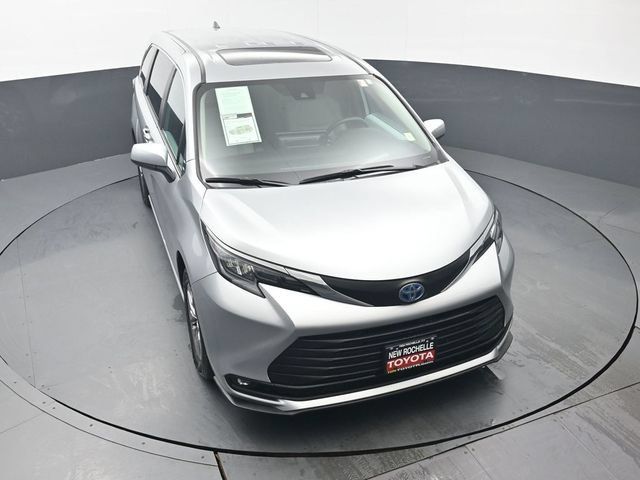 Used 2025 Toyota Sienna XLE FWD image 42