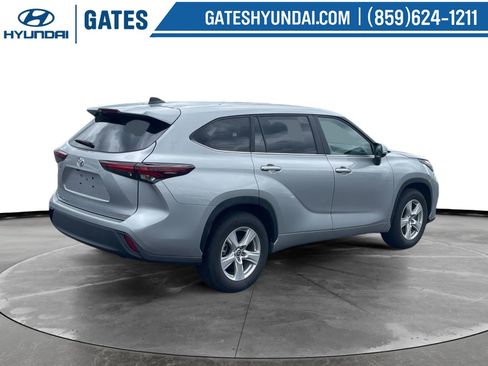 Used 2025 Toyota Highlander LE FWD image 2