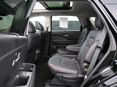 Used 2025 Nissan Pathfinder Platinum FWD image 18