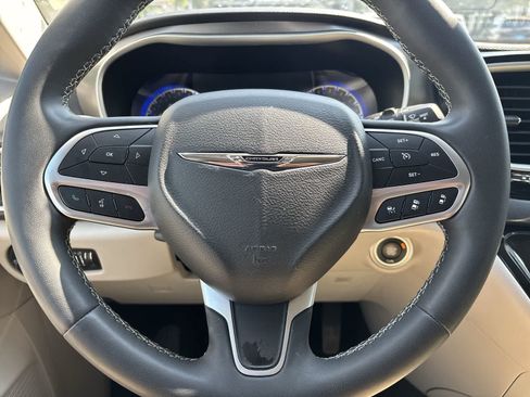 Used 2024 Chrysler Pacifica Touring-L FWD image 9