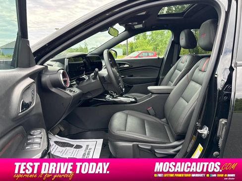 Used 2025 Chevrolet Trax RS FWD image 21