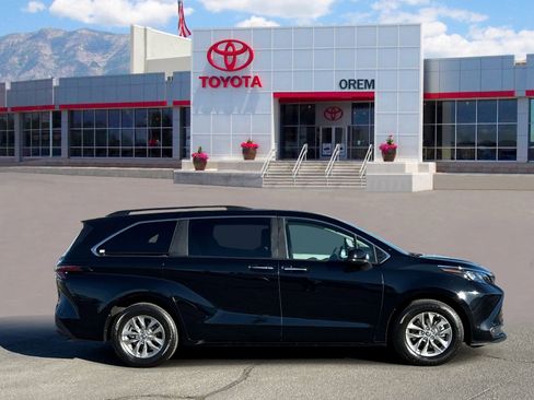Used 2026 Toyota Sienna XLE FWD image 3