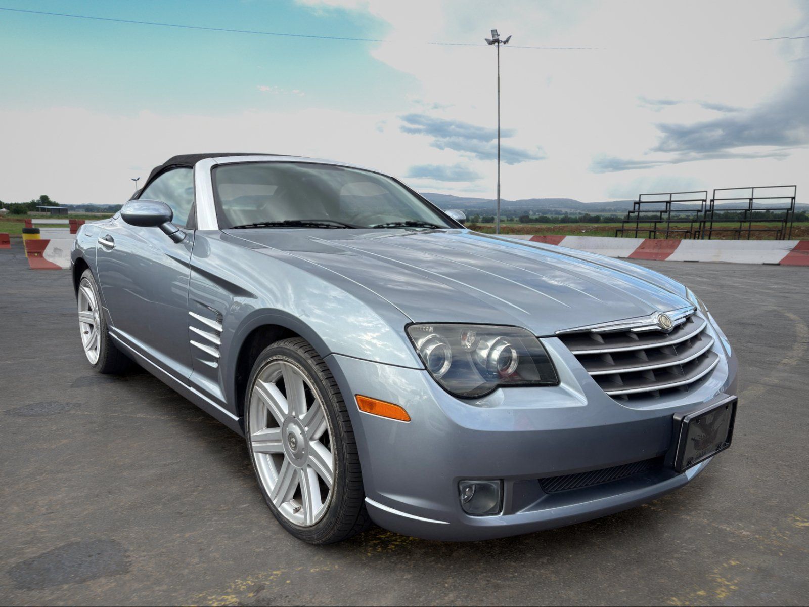 Used 2005 Chrysler Crossfire Limited RWD image 2