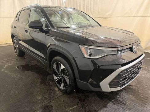 Certified 2025 Volkswagen Taos SE w/ Panoramic Sunroof Package image 10