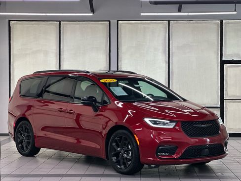 Used 2026 Chrysler Pacifica Limited w/ S Appearance Package FWD image 1