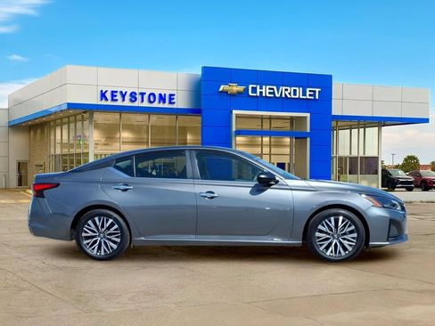 Used 2025 Nissan Altima 2.5 SV FWD image 8