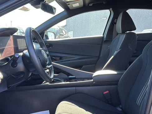 Used 2025 Hyundai Elantra SEL image 12